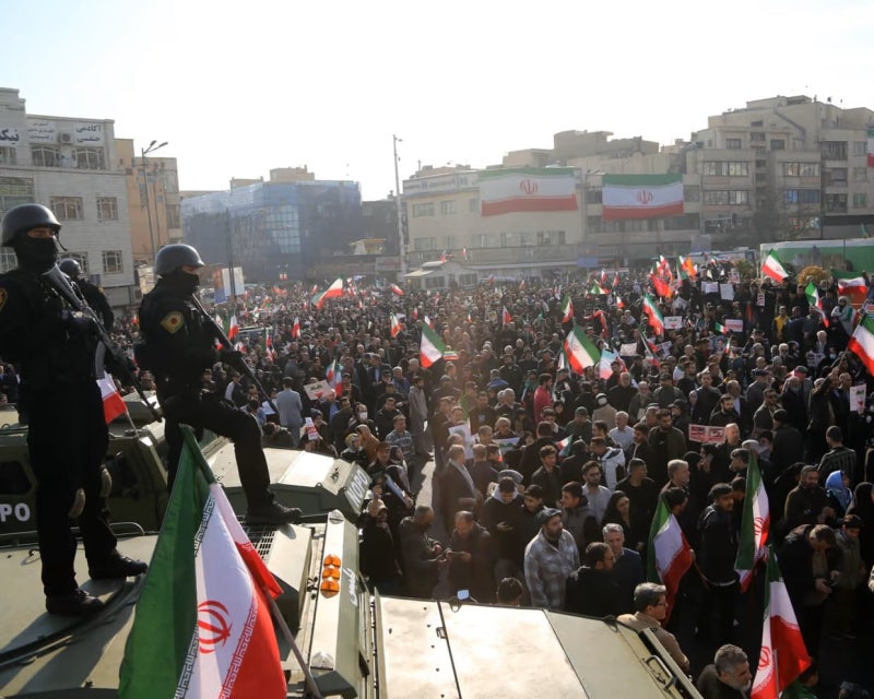 이란, 초강경 내부통제 “거리로 나오면 적 간주… 방아쇠 당길 준비 됐다”