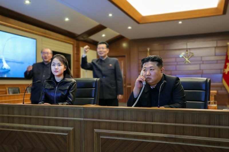 김정은, 일주일만에 또 미사일 시험발사 참관 “핵무력 다각적 운용”