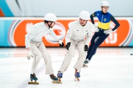 [카페 2030] 묵묵히 헌신한 ‘그림자’들에게