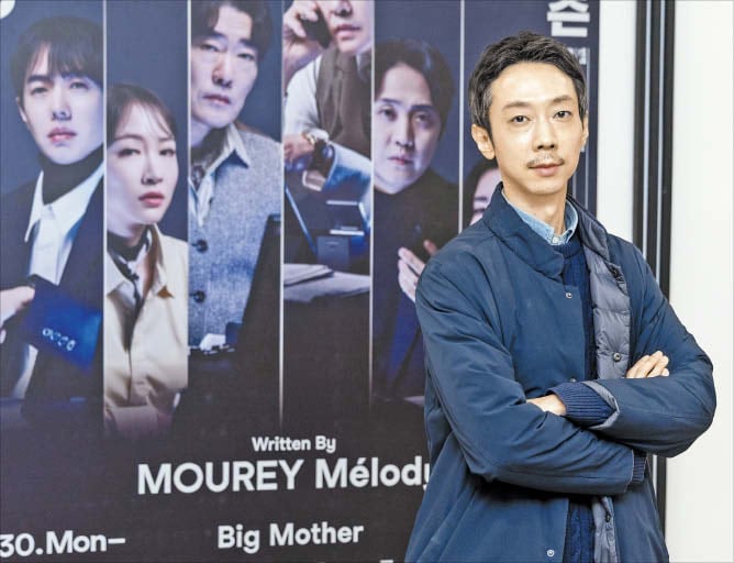 58개 장면이 쇼츠처럼 ‘휙휙’ 무대 위로 옮긴 알고리즘 감옥