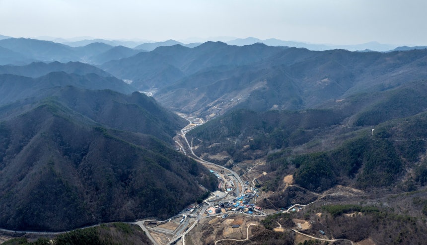 11일 오전 전북 무주군 적상면 방이리 일대. 해발 400m가 넘는 구불구불한 첩첩산중이다. 약 76만㎡(23만평, 축구장 107개 크기) 규모의 이 광활한 부지에 우주 산업의 전초기지로 탈바꿈한다. 현대로템이 오는