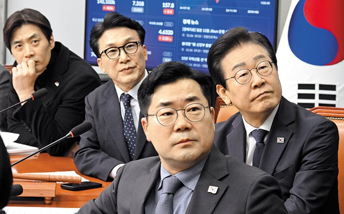 지난 2025년 1월 이재명 대통령이 더불어민주당 당 대표이던 당시 원내대표였던 박찬대 의원이 당 최고위원이던 김민석 현 국무총리 등 친명계 의원들과 당 회의에서 모니터에 띄워진 자료를 보는 모습. /이덕훈 기자