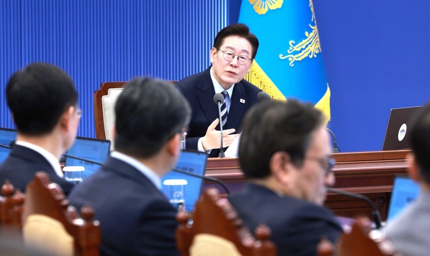 이재명 대통령이 지난 3월 12일 청와대 여민관에서 열린 수석보좌관회의에서 중동발 고유가 사태에 대응하기 위해 추가경정예산 편성을 지시하고 있다./뉴스1