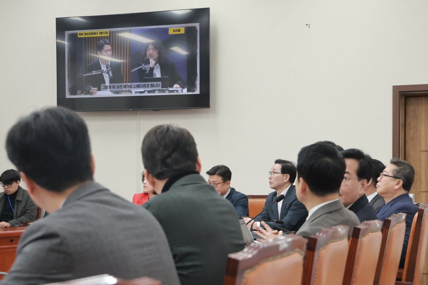 국민의힘 의원들이 지난 12일 국회 최고위원회의에서 김어준씨의 유튜브에서 '공소 취소 거래설'이 언급되는 장면을 보고 있다. /연합뉴스