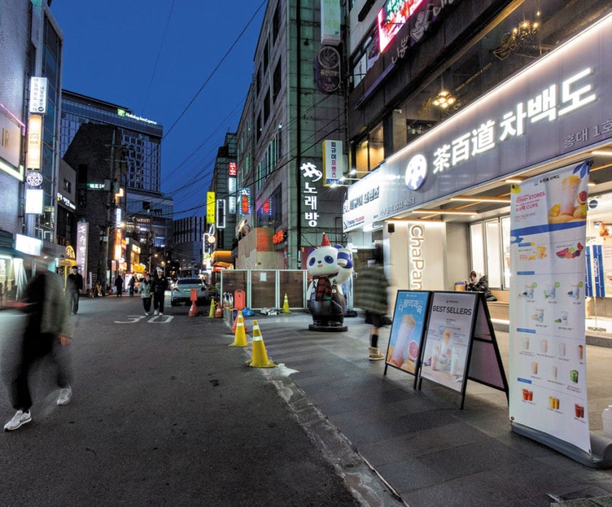 지난 10일 서울 마포구 홍대 거리에 있는 밀크티 전문점 앞에 판다 캐릭터 조형물이 세워져 있다.이 브랜드 본사는 중국 쓰촨성 청두에 있다./이신영 영상미디어 기자