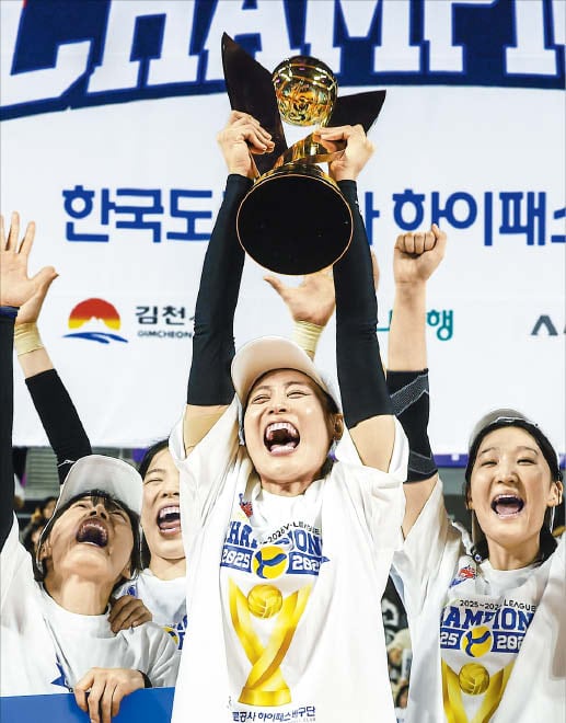 남녀 배구 정규리그 같은날 우승팀 확정