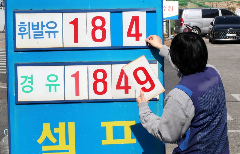 전국 평균 휘발유값 1860원… 전날보다 39원 내렸다