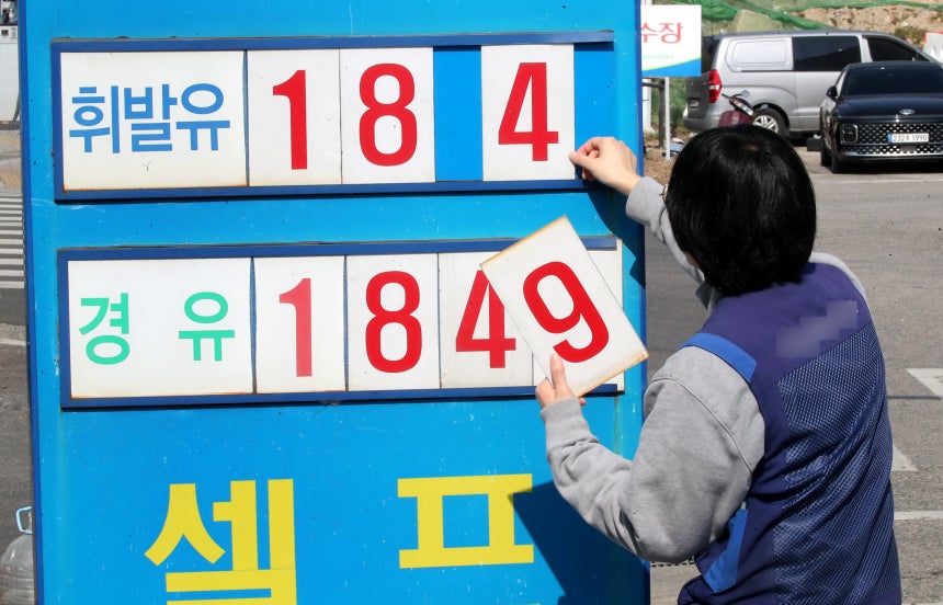 석유 최고 가격제가 시행된 첫날인 13일 오전 대전 중구 한 주유소에서 휘발유와 경유 가격을 고치고 있다.이날 전국 주유소 평균 휘발유 가격은 L(리터)당 1859.93원으로 전날보다 38.85원 내렸다.미국의 