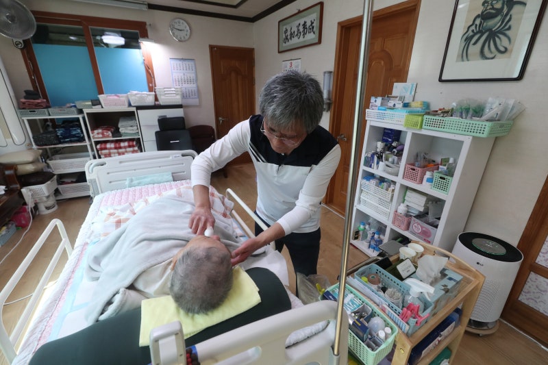 24시간 ‘독박 간병’ 60만명… 집에 갇힌 채 4중고에 병들어간다
