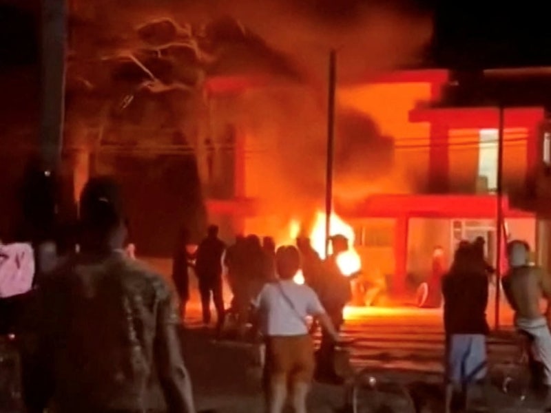 대규모 정전에 항의… 쿠바 시위대, 공산당 사무실 불질러