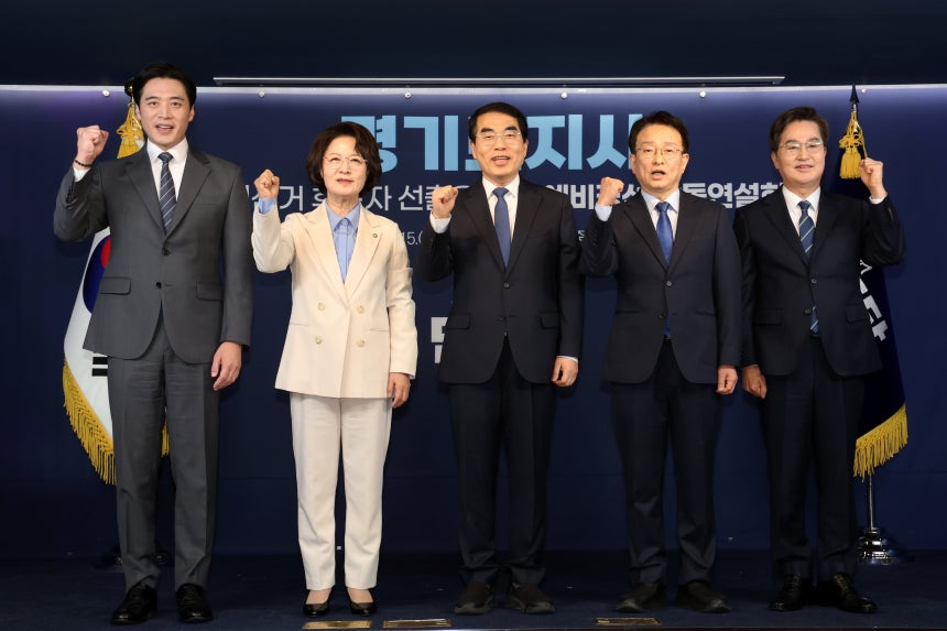 더불어민주당 경기도지사 경선 후보인 한준호(왼쪽부터), 추미애 의원, 양기대 전 의원, 권칠승 의원, 김동연 경기도지사가 15일 오후 서울 여의도 더불어민주당사에서 열린 제9회 전