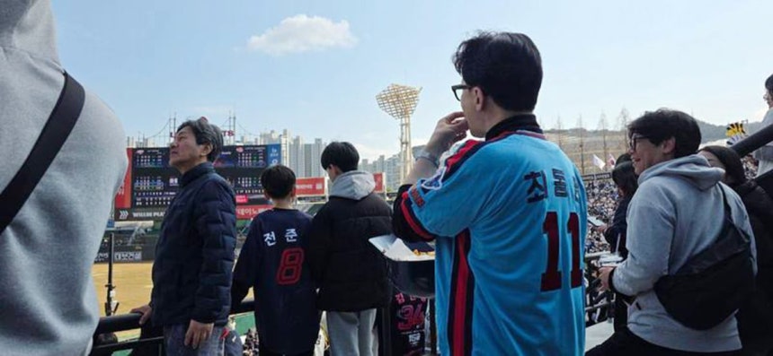 한동훈 전 국민의힘 대표가 지난 14일 고(故) 최동원 선수의 이름과 등번호(11번)가 적힌 롯데 자이언츠 유니폼 차림으로 부산 동래구 사직야구장을 찾은 모습. 한 전 대표의 부산