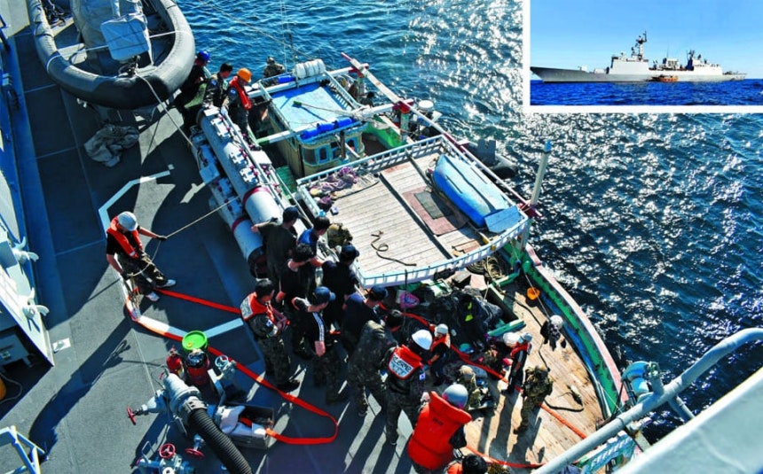 지난 2020년 1월 청해부대 31진(왕건함·위 작은 사진)이 오만 무스카트항 동남쪽 해상에서 표류 중인 이란 국적 유류 판매선을 구조하고 있다. 왕건함은 선박에 유류와 식량, 식