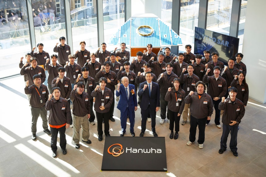 김승연 한화그룹 회장과 김동관 부회장이 8일 한화시스템 제주우주센터 임직원들과 VLEO UHR SAR 위성 실물모형 앞에서 기념사진을 촬영하고 있다. /한화그룹 제공