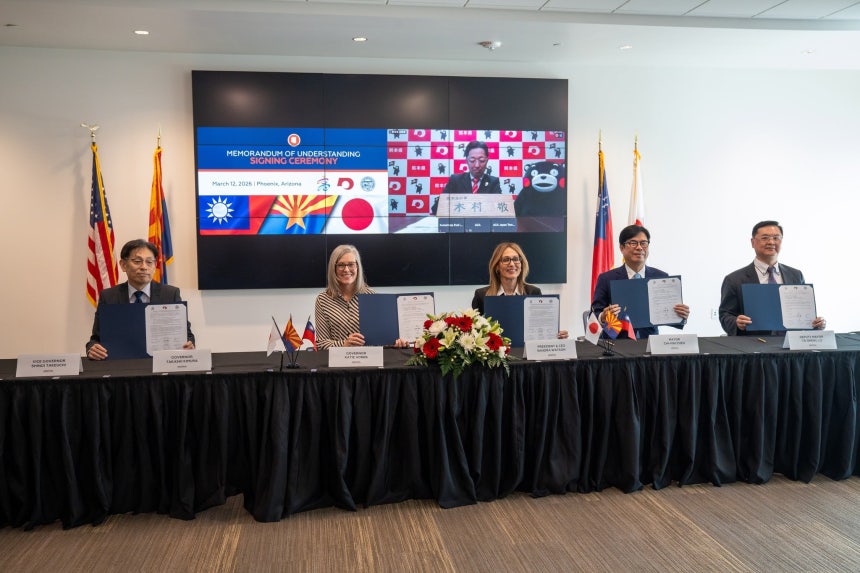 지난 12일 미국 애리조나주 피닉스의 애리조나 주 청사 내 행사장에서 미국 애리조나 주,대만 가오슝시,일본 구마모토현이 3자 MOU를 체결하고 있다.왼쪽부터 다케우치 신기 구마모토현 부지사,케이티 홉스 애리조
