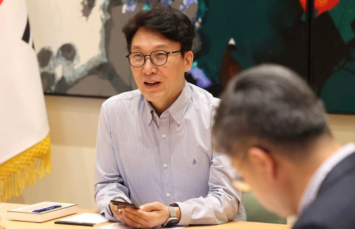 미국 순방중 영상 간부회의 주재하는 김민석 총리/총리실