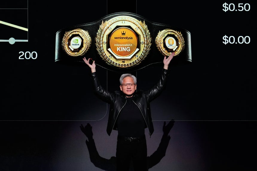 젠슨 황 엔비디아 최고경영자(CEO)가 16일(현지 시각) 미국 캘리포니아주 새너제이에서 열린 GTC 2026 행사장에서 기조연설 하고 있다. 그는 "엔비이다아가 '토큰 왕'이 되겠다"며 "AI 추론 효율 높이겠다"