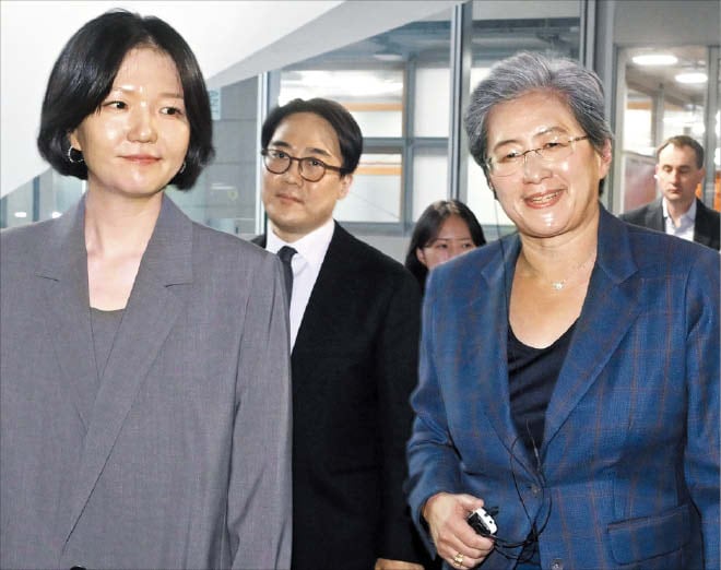 리사 수(앞줄 오른쪽) AMD 최고경영자가 18일 경기도 성남시 네이버 본사를 방문해 최수연(앞줄 왼쪽) 네이버 대표와 사옥을 둘러보고 협력을 논의했다./뉴스1