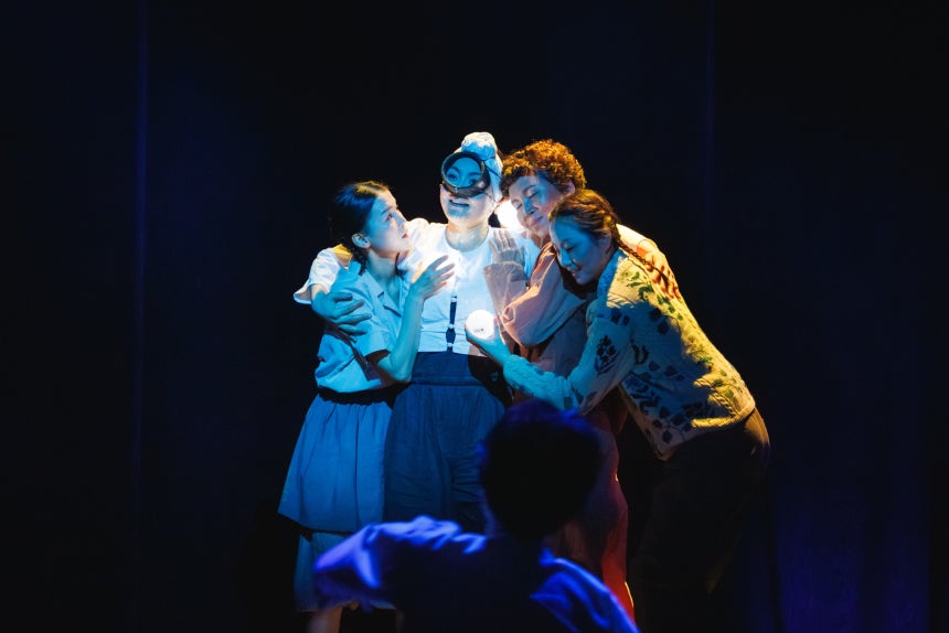 남북과 일본으로 흩어졌던 기구한 운명의 해녀 엄마와 세 딸은 환상 속에서 만나 서로를 꼭 껴안는다./극단 58번국도