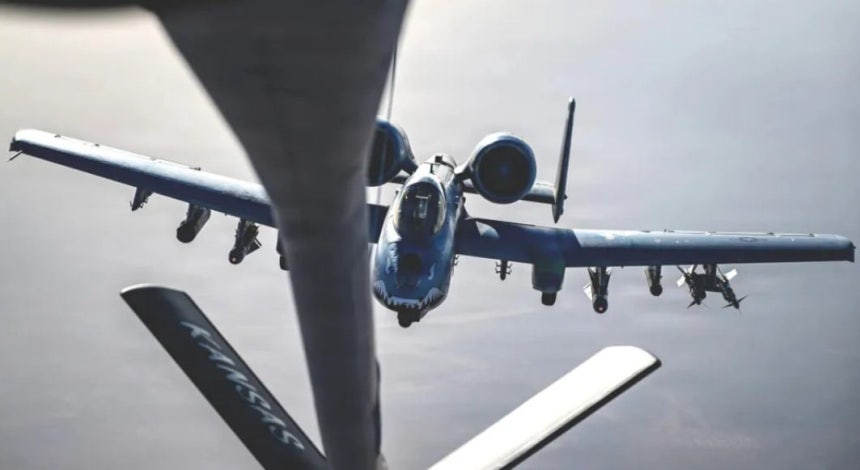 공중급유 받는 A-10 공격기./ CENTCOM