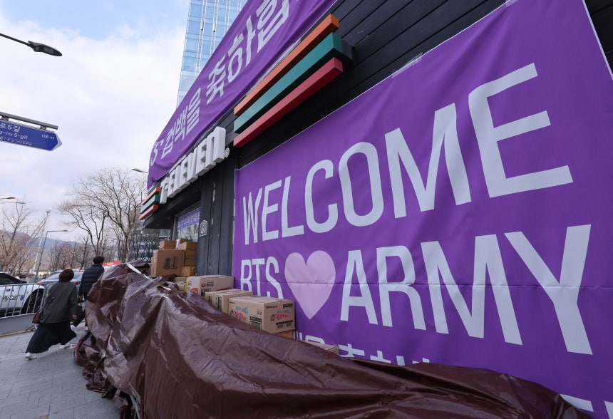 방탄소년단(BTS) 완전체 컴백 공연을 하루 앞둔 20일 서울 광화문광장 공연장 인근 편의점에 아미(ARMY·팬덤명) 환영 현수막이 붙어 있다./뉴스1