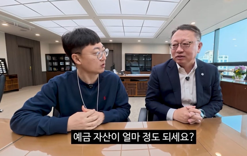 유튜버 김선태씨(왼쪽)와 정진완 우리은행장./ 유튜브 '김선태'