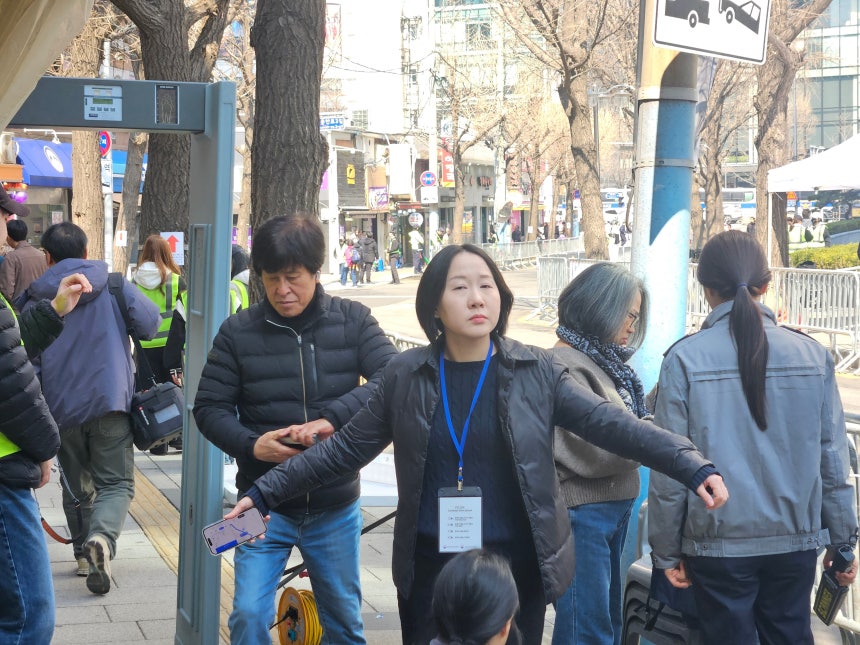 21일 오전 11시 30분 서울 종로구 동화면세점 뒤편에서 시민이 검색대를 통과해 금속 탐지기 검사를 받고 있다./원종빈 기자