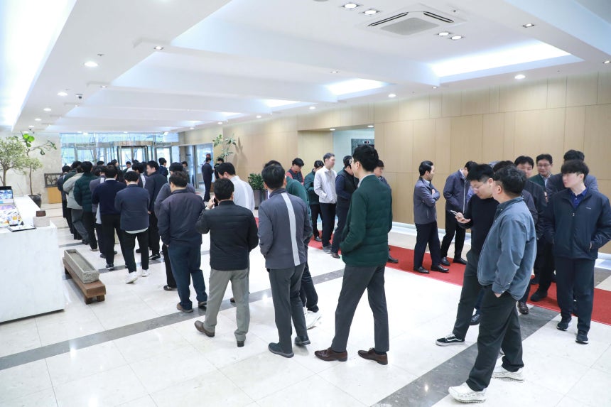 /이준우 기자지난 18일 서울 강남구 도화엔지니어링 직원들이 구내식당에서 점심 식사를 하기 위해 줄을 서서 기다리고 있다.