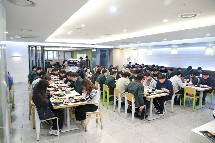 /이준우 기자 지난 18일 서울 강남구 도화엔지니어링 사옥 지하 1층 구내식당에서 직원들이 점심식사를 하고 있다.