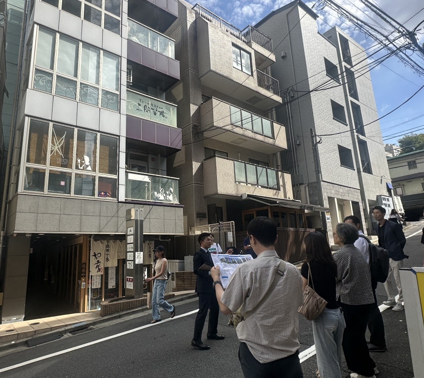 지난해 9월 신한은행은 자산가 고객들을 모아 도쿄 현지로 임장을 다녀왔다. 사진은 도쿄 시내 건물을 둘러보며 설명을 듣는 모습. /신한은행 제공