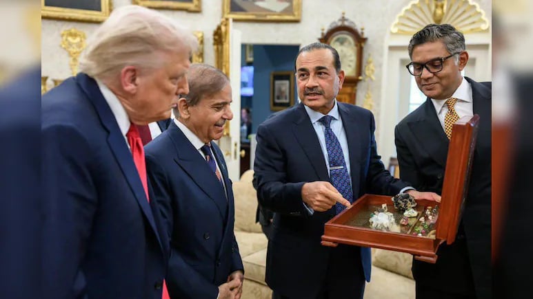 작년 9월 백악관을 방문한 파키스탄의 야전원수 무니르(오른쪽 두번째)가 트럼프 대통령에게 파키스탄의 희토류 샘플을 보여주며 양국 간 개발 협력을 제안하고 있다.트럼프 바로 옆은 샤리프 파키스탄 총리.