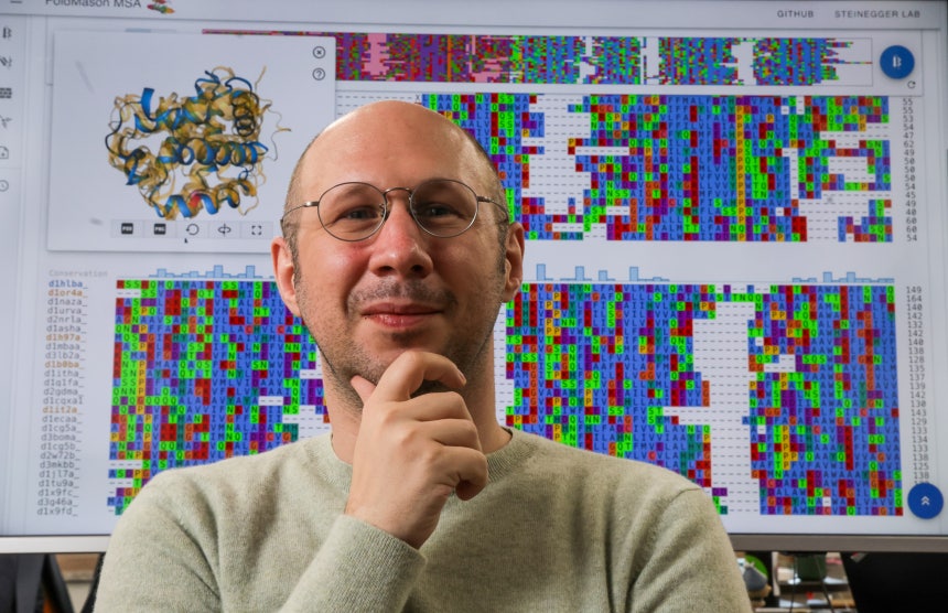 19일 오후 서울 관악구 서울대 자연과학캠퍼스 연구실에서 만난 마틴 슈타이네거 생물정보학과 교수는 “연구자가 스스로 파고드는 연구에서 노벨상급 혁신이 나온다”고 했다. /장련성 기