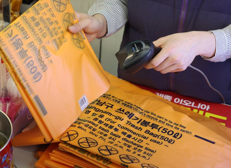 하늘길 줄어들고, 종이 포장 늘어나고