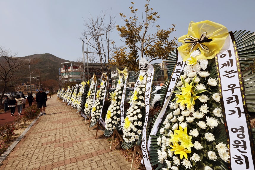 26일 광주지방법원 순천지원 앞 정문에서 부모의 학대로 숨진 생후 4월 아기 '해든이'를 위로하는 근조화환이 줄지어 놓여 있다./뉴스1