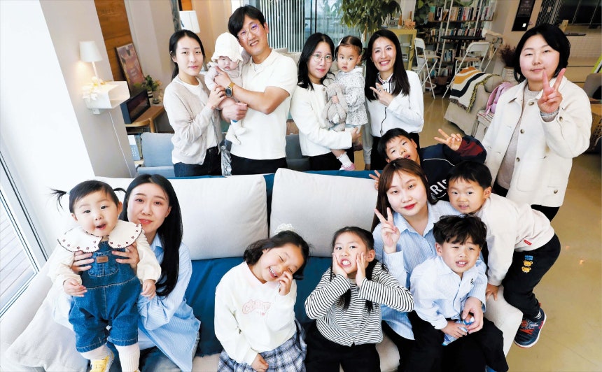 26일 오후 대구 북구 신신엠앤씨 본사에서 직원들이 자녀와 함께 환하게 웃고 있는 모습.이 회사는 아이를 키우는 직원들이‘근로시간 단축’을 기간 제한 없이 쓸 수 있도록 하는 등 다양한 육아 지원을 해주고 있다.