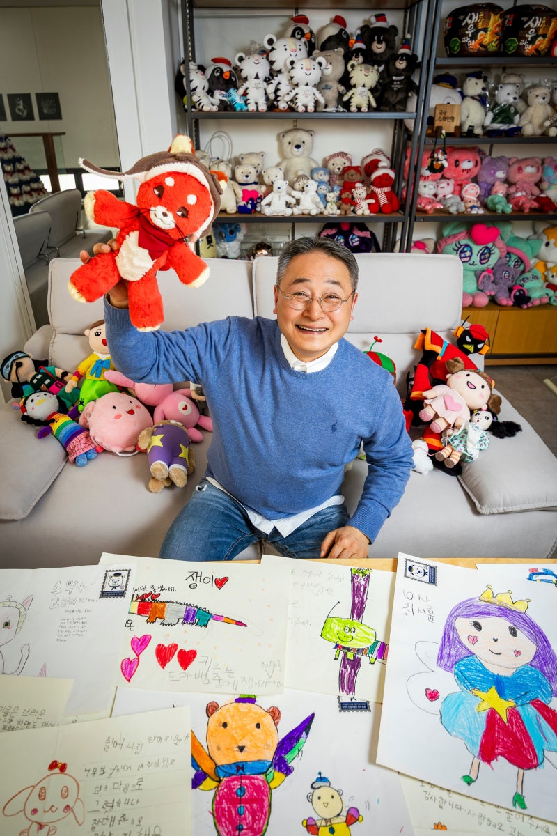 삐뚤빼뚤 아이들 그림이 세상 단 하나의 인형으로… 기적 선물하는 ‘고마저씨’