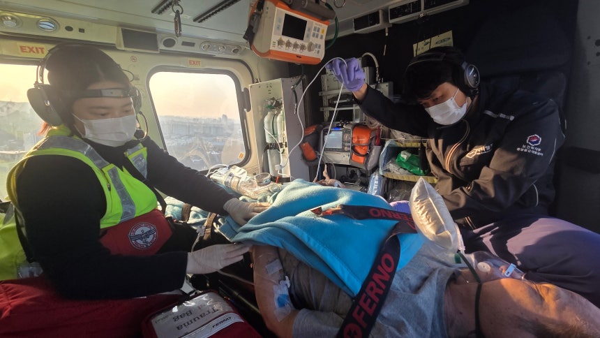 10일 오후 경기도 이천에서 태운 환자를 이송하는 닥터헬기 안에서 권준식(사진 오른쪽) 아주대병원 교수와 원신혜 간호사가 응급처치를 하고 있다.70~80㎞에 이르는 거리를 20분 만에 날아가는 헬기는 계속해서 흔들