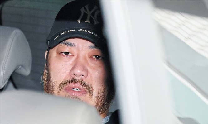 지난 27일 경기 의정부지법에서 영장실질심사를 마치고 나온‘마약왕’박왕열.호송차에 탄 모습이다./뉴스1