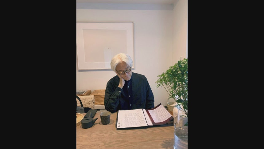 류이치 사카모토는 암 투병 중에도 책을 많이 읽고 매일 일기를 쓰고 음악을 만들었습니다.칸트의 '순수이성비판'을 읽고,좋아하는 스모도 보고.살아있기를 멈추지 않았던 그의 기록이 '류이치 사카모토: 다이어리'에 