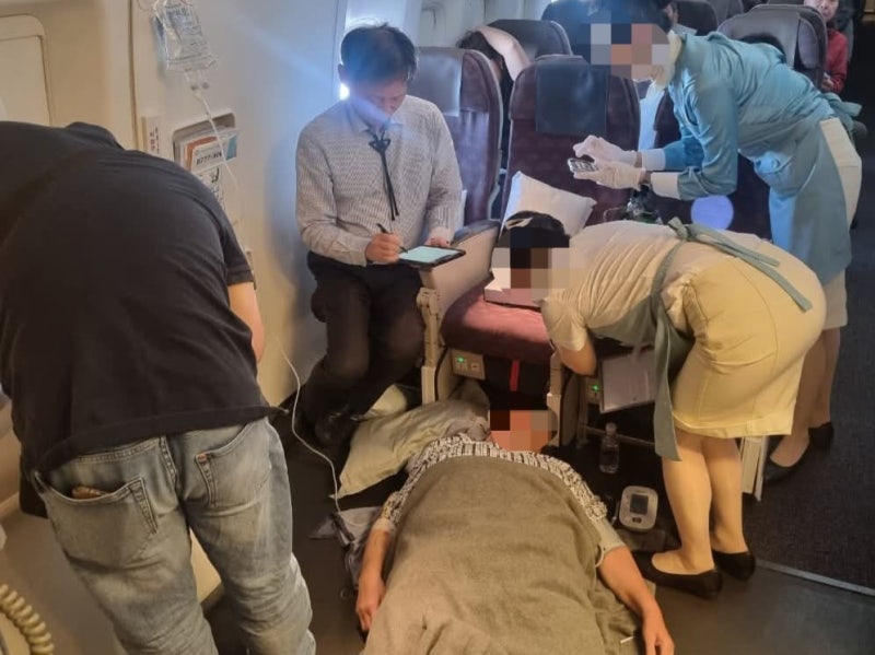 학회 가던 의사 8명이 우르르... 비행기서 쓰러진 승객 살렸다