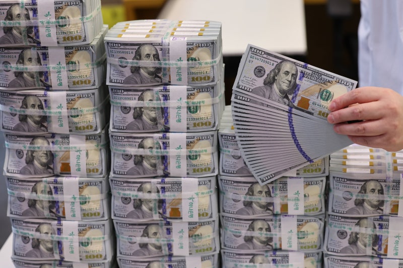 고환율 방어에 3월 한달새 외환보유액 40억달러 감소…국제 순위도 처음으로 10위권 밖으로