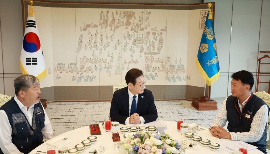 이재명 대통령이 작년 9월 서울 용산 대통령실 청사에서 열린 양대 노총 위원장과 오찬 간담회에서 양경수 민주노총 위원장의 발언을 듣고 있다./뉴시스