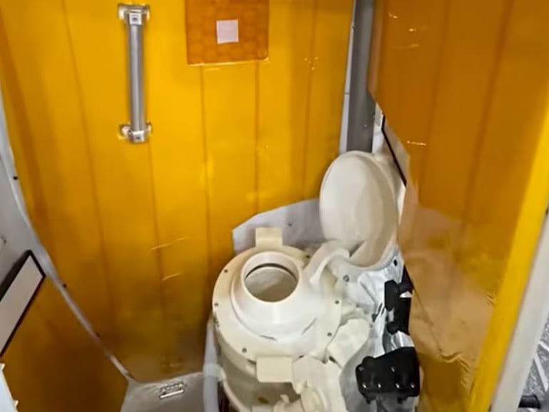 오 마이 갓! 450억짜리 우주 화장실 고장났어요