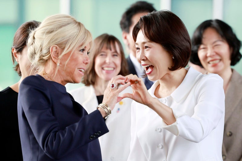 “손 하트는 이렇게”… 김혜경·브리지트 여사 국중박 나들이