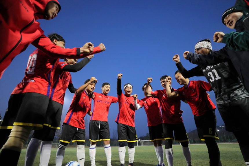 전남 영암군 대불산단에서 일하는 네팔 근로자들이 지난달 25일 태국 근로자들과 축구 경기를 앞두고 그라운드에 모여 파이팅을 외치고 있다. 대불산단의 ‘글로벌 축구 리그’는 국적별로 꾸려진 6팀이 3월부터 10월까지 