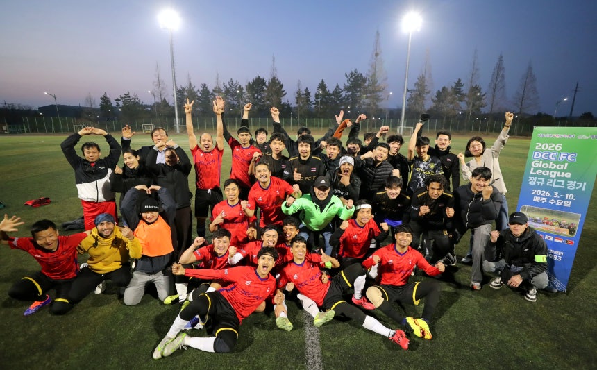 전남 영암군 삼호읍 대불종합체육공원 인조축구장. 대불산단 외국인 노동자들이 국적별로 나누어 벌이는 리그전이 3월25일 개막했다. 개막 경기를 치른 네팔과 태국선수들이 기념촬영을 하고있다. /김영근 기자