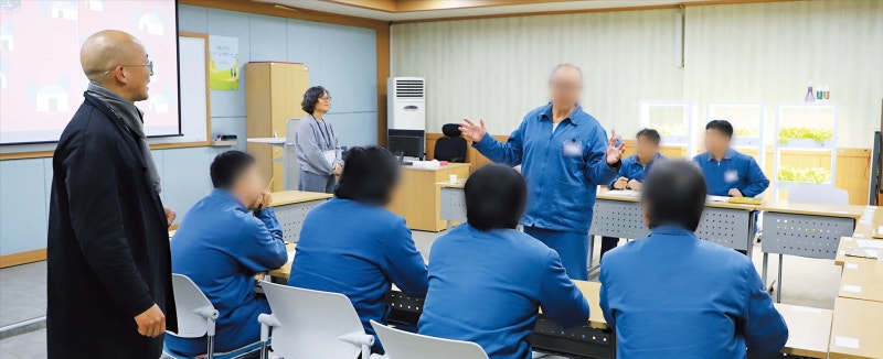 혼자선 못떼는 ‘파란 명찰’… 함께 재활하는 부산교도소