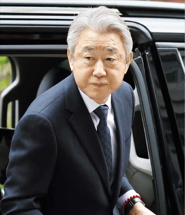 ‘1억 뇌물수수 혐의’ 강호동 첫 경찰 조사