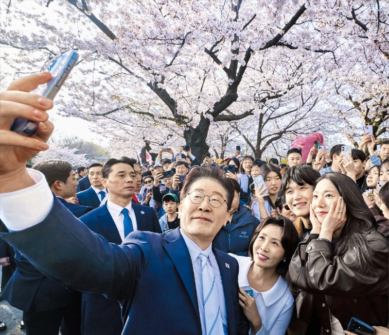민주당 “후보들, 李 취임전 사진 쓰지 마라”… 친명은 반발