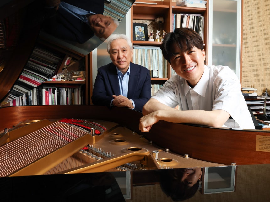 일본 피아니스트 우시다 도모하루(오른쪽)가 6일 김대진 전 한국예술종합학교 전 총장의 교수실을 찾았다.이들은 15년 전부터 음악적 조언을 주고받았던 사이.우시다는 “오랜만에 학교에 돌아오니 설레고 긴장된다”며 웃